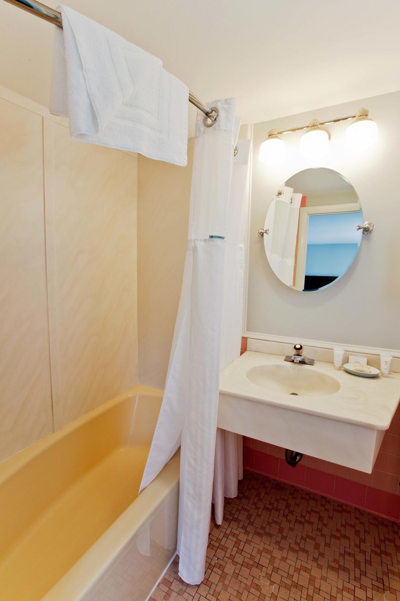 The Seaglass Inn & Spa Provincetown Exterior photo